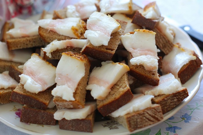 Salo on rye bread slices