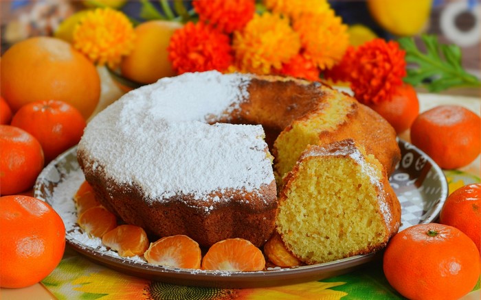 Bundt cake with powdered sugar and tangerines