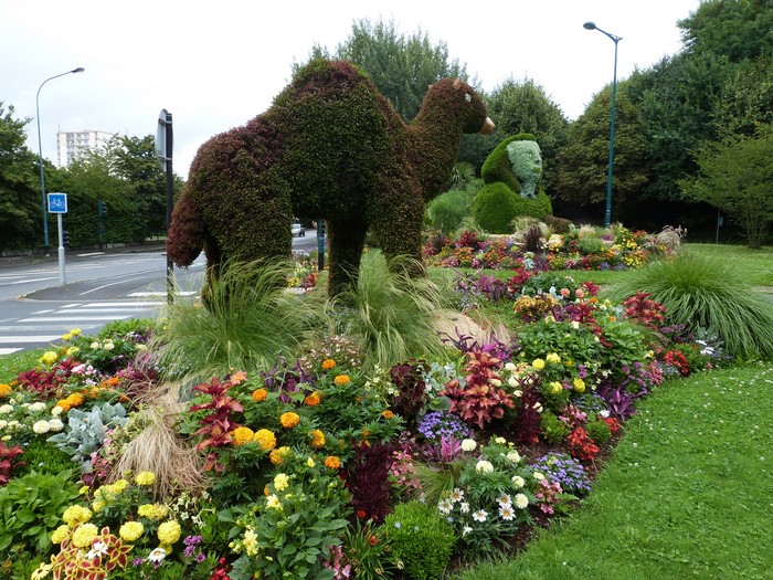 Topiary camel and human sculpture in Massy, France