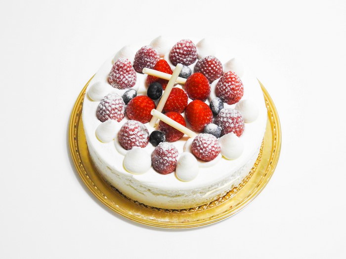 4K Cake with Strawberries and Blueberries
