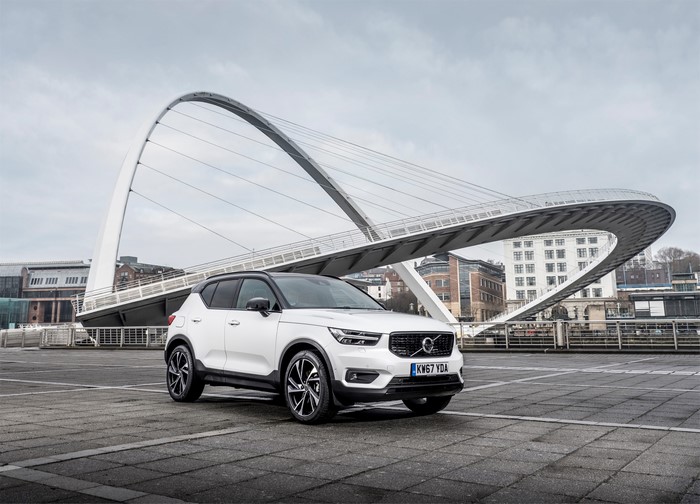 White 2017-18 Volvo XC40 D4 R-Design