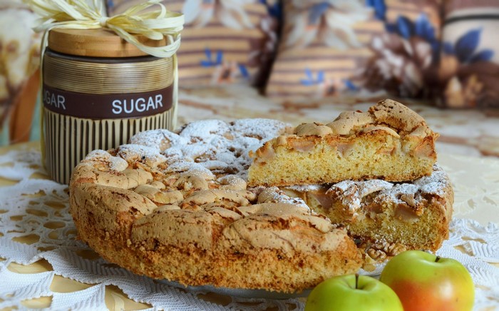 Apple pie with powdered sugar and apples