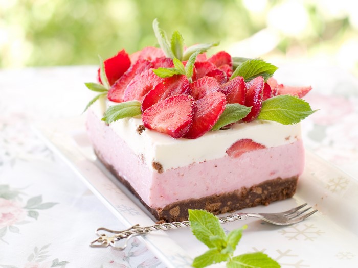 Strawberry cheesecake with mint and fork