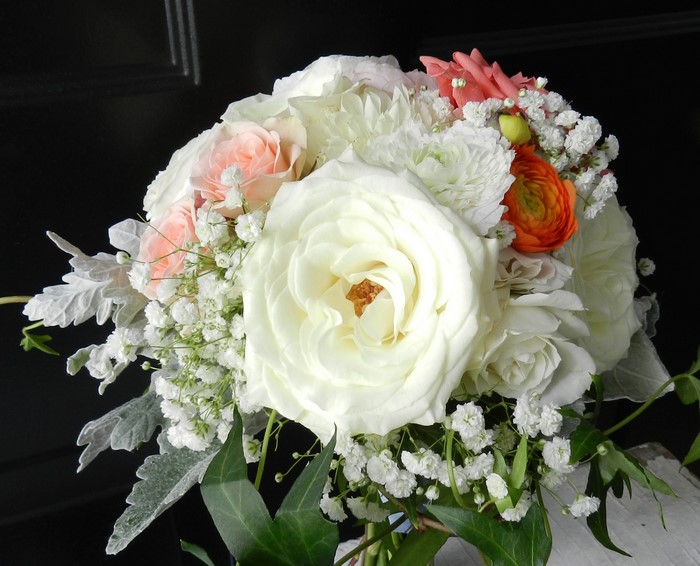 White and peach rose bouquet with baby's breath
