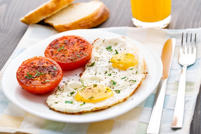 Fried eggs with tomatoes and bread