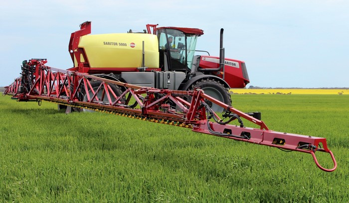 SARITOR 5000 sprayer in a green field