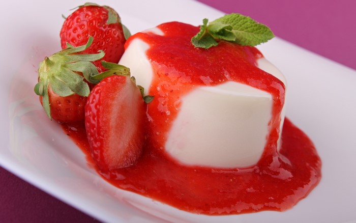 Panna cotta with strawberries and strawberry sauce