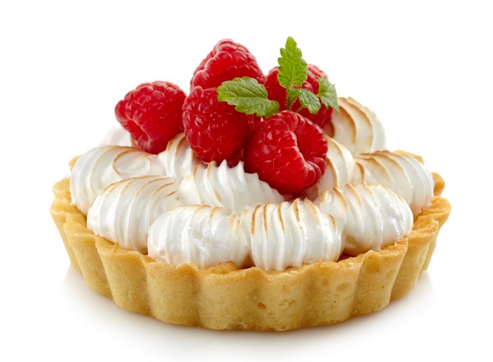 Raspberry meringue tartlet with mint