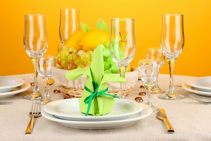 Table setting with fruit basket and folded napkin