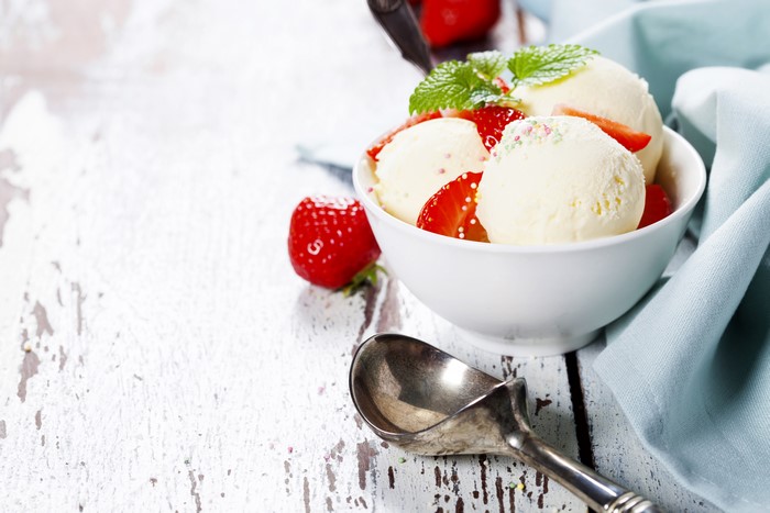Ice cream with strawberries and mint