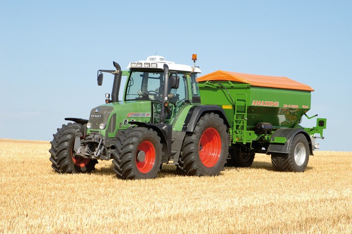 Fendt 716 Vario tractor with Amazone spreader in a field