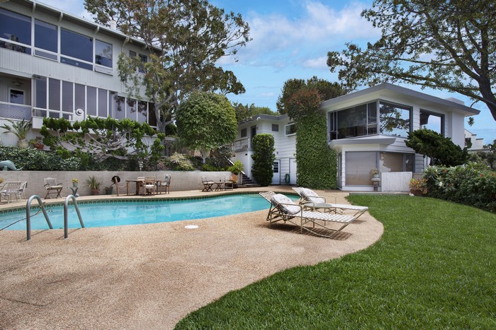 Modern Houses with Pool and Lawn