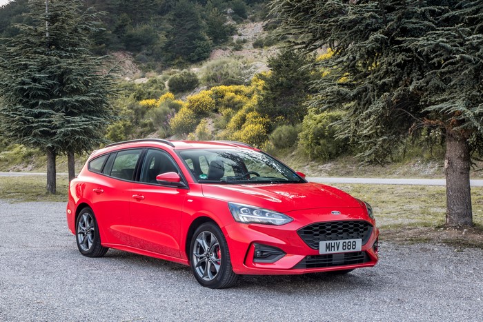 Red Ford Focus ST-Line Turnier 2018