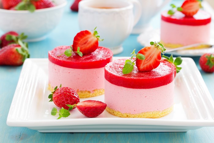 Strawberry mousse cakes with fresh strawberries