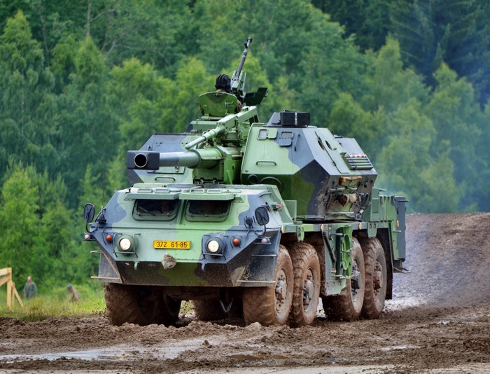 ShKH vz.77 DANA self-propelled howitzer on a muddy road