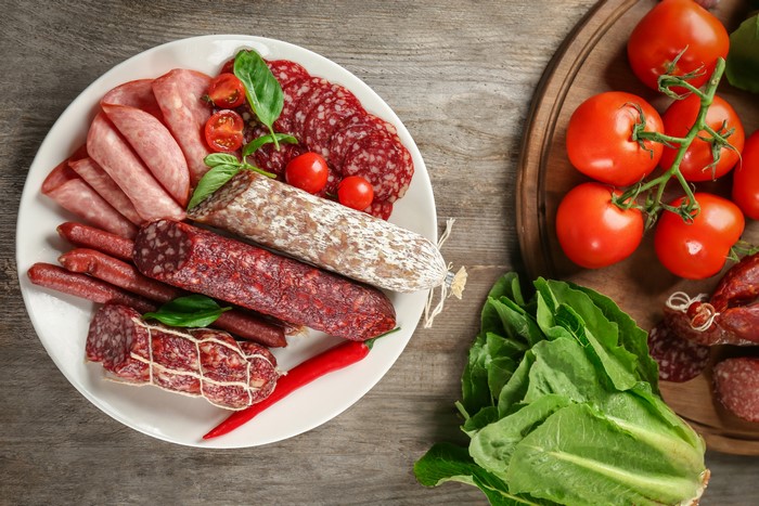 Sausage platter with tomatoes and lettuce