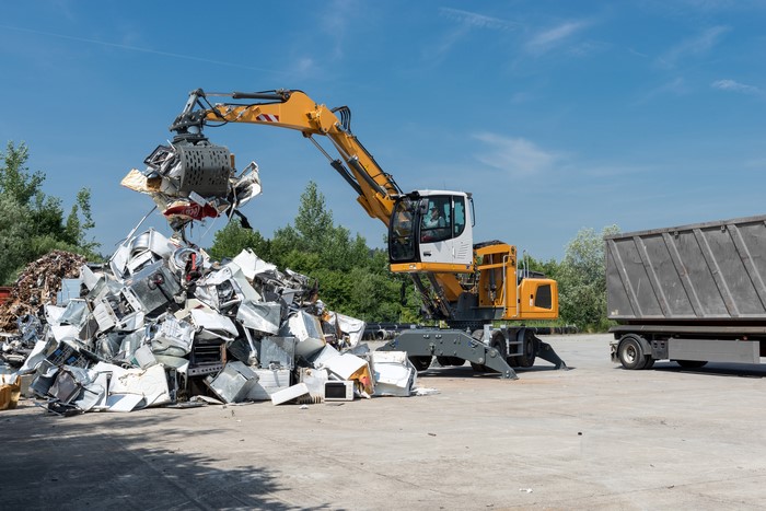 Liebherr LH 22 M Industry Litronic at a scrap yard