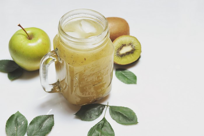 4K Juice with Apples and Kiwi in a Mug