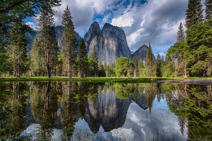 4K Yosemite Mountains and Lake Reflection