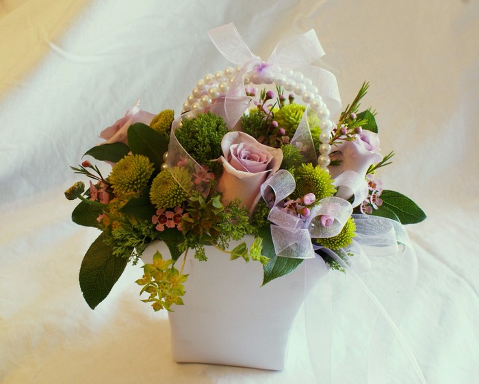 Floral arrangement with roses and pearls
