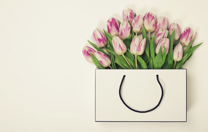 White gift bag with pink and white tulips