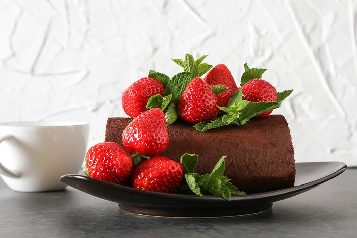 Chocolate cake with strawberries and mint