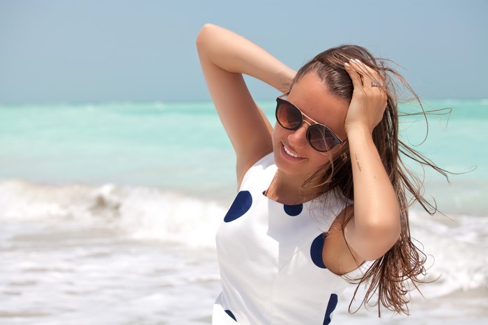 Woman with sunglasses at the beach
