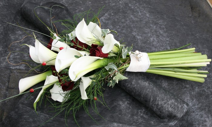 Bouquet of white calla lilies and red roses