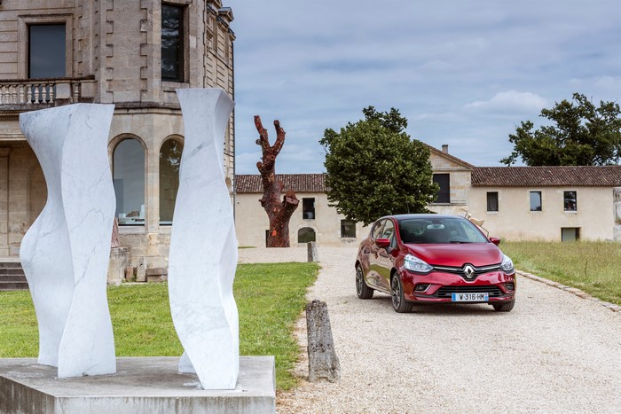 Red Renault Clio 2016 in front of a building