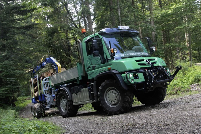 Mercedes-Benz Unimog U430 Forwarder in forest