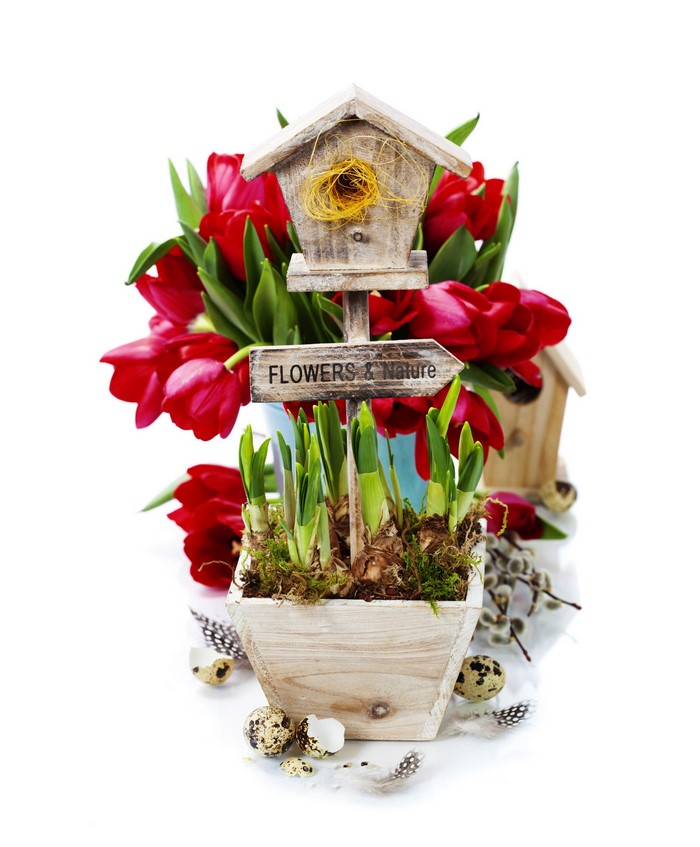 Easter decoration with tulips and birdhouse