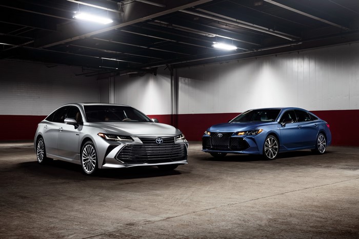Toyota Avalon Limited Hybrid and Avalon XSE