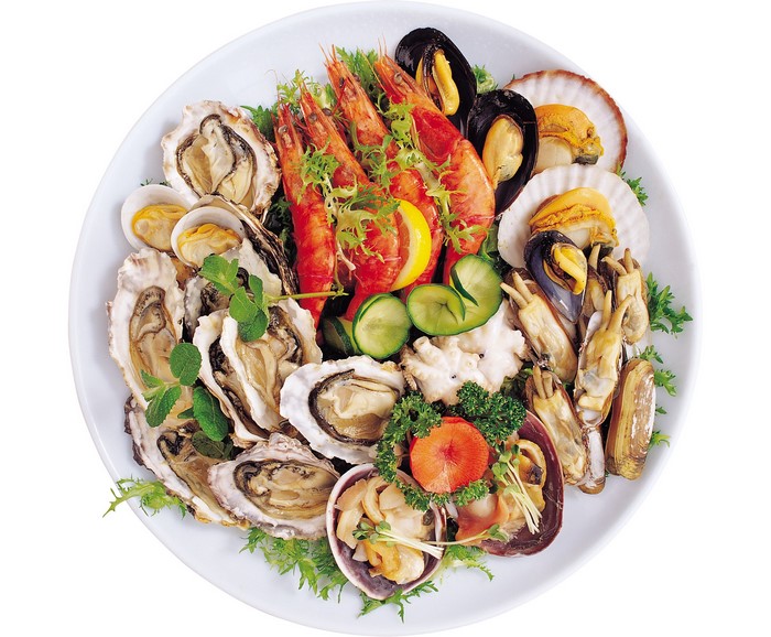 Seafood platter with shrimp, oysters, mussels, and scallops