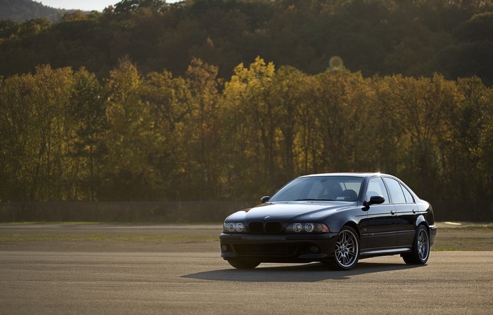 Black BMW E39 4K
