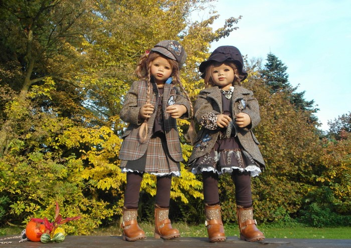 Two dolls in autumn outfits at Grugapark Essen