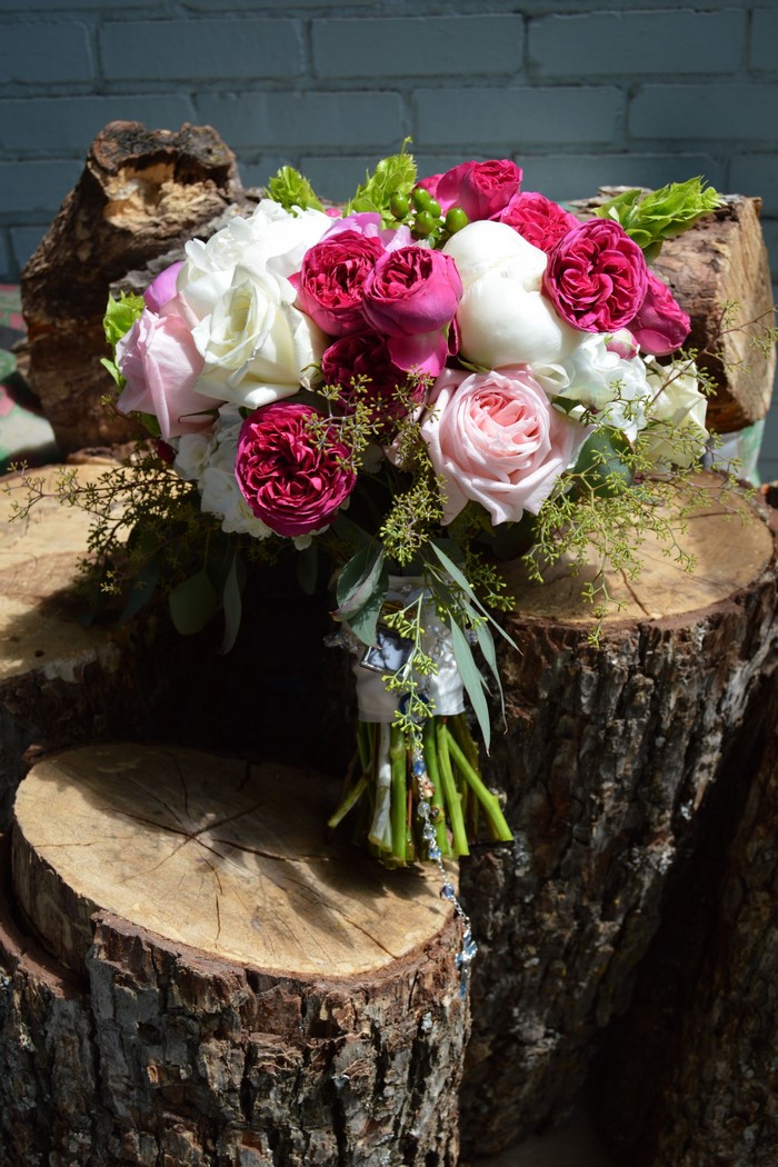 Wedding bouquet with roses on wood logs