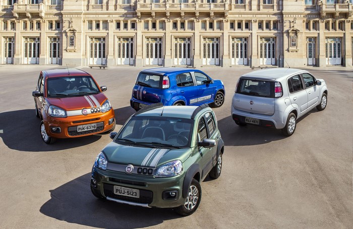 Four Fiat Uno cars parked in front of a building