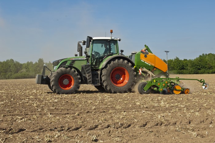 Fendt 724 Vario tractor with seeder in a field