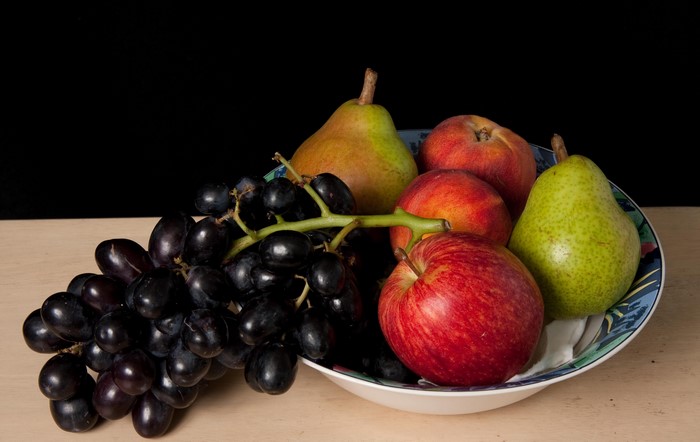 Grapes, apples, and pears in a bowl