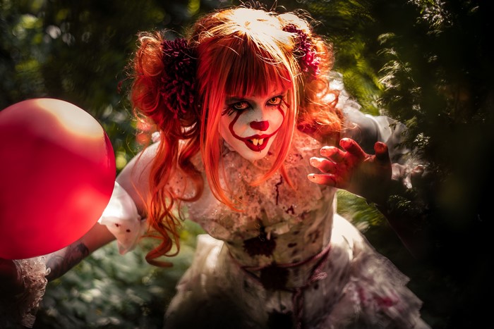 Pennywise the Dancing Clown Cosplay with Red Balloon