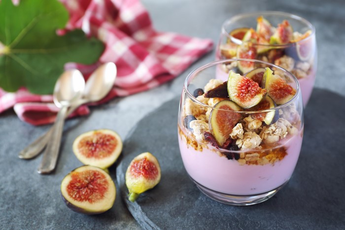Yogurt parfaits with figs and granola