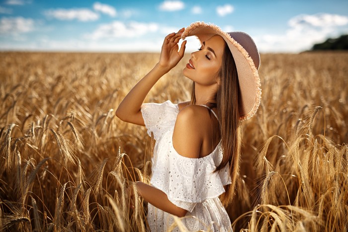 Woman in a hat in a wheat field