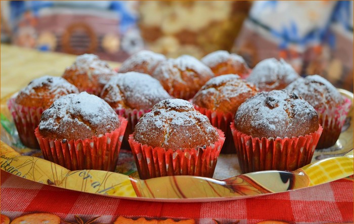Muffins with powdered sugar on a tray
