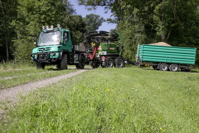Mercedes-Benz Unimog U430 with wood chipper and trailer