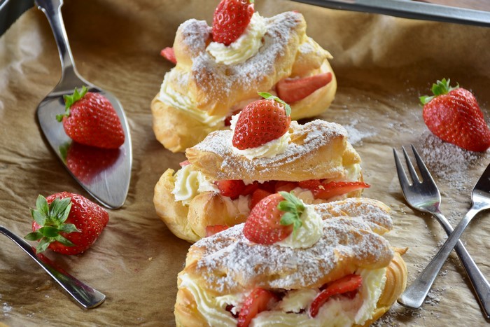 Strawberry cream puffs with powdered sugar
