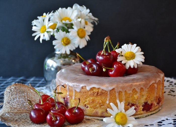 Cherry cake with daisies and cherries