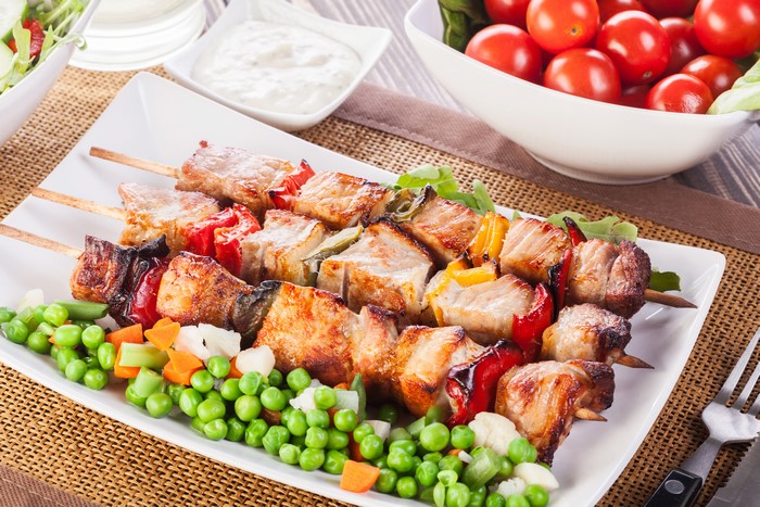 Meat skewers with vegetables and dip