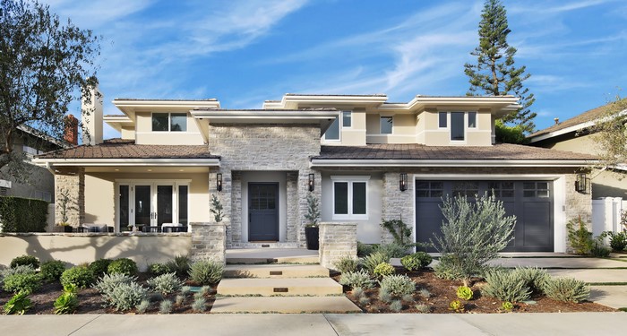 Modern House with Stone Accents and Garage in Newport Beach, USA