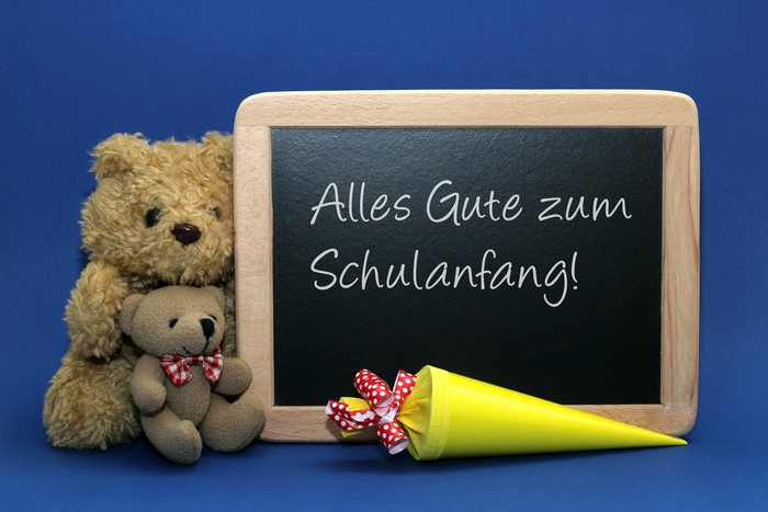 Teddy bears and school cone with "Alles Gute zum Schulanfang!"