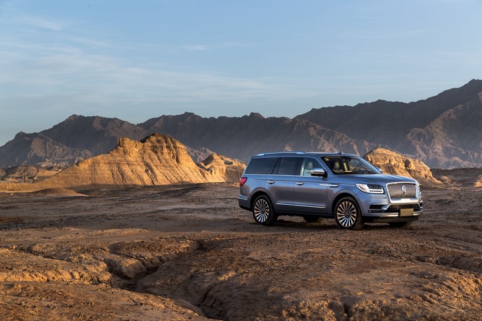 2017-18 Lincoln Navigator Presidential in desert landscape